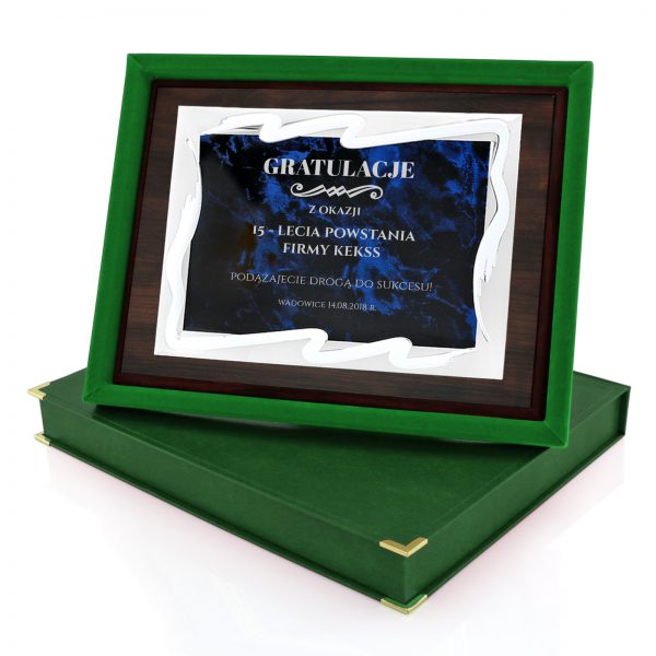 Drewniany certyfikat z metalową tabliczką na 15-lecie firmy